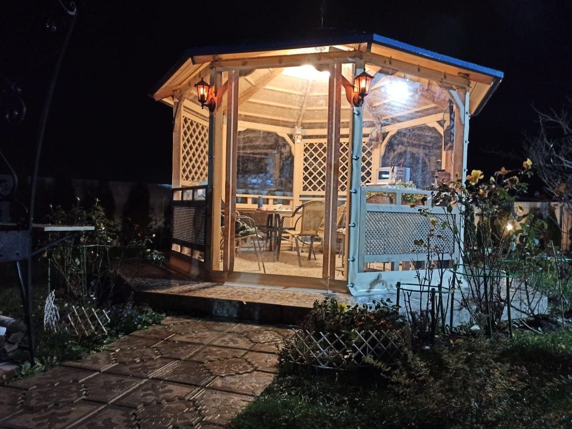 Мягкие окна ПВХ на освещенной садовой беседке в Курске